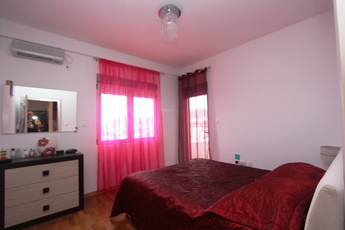 An apartment with seaview in Rafailovici